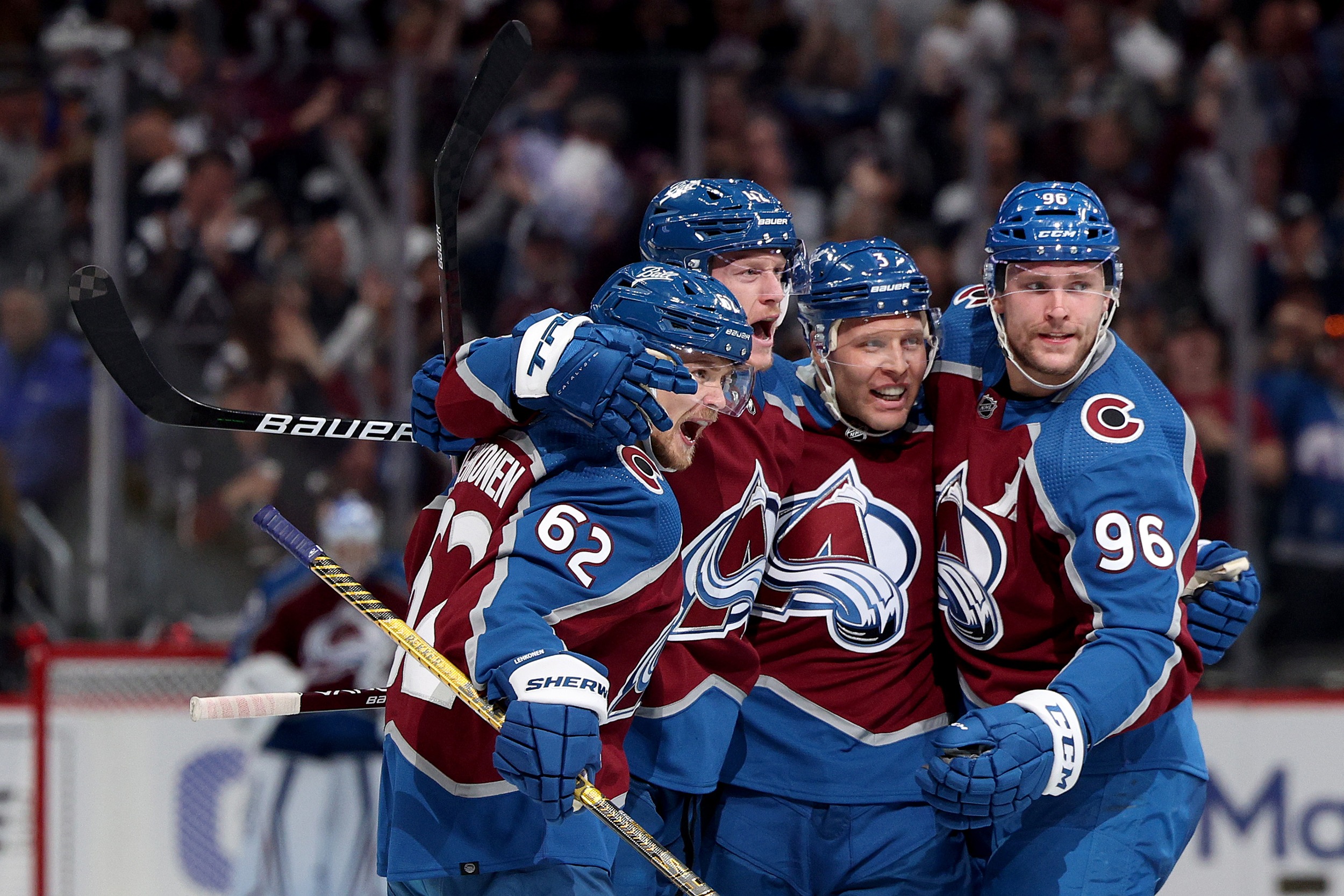Colorado Avalanche oyuncuları Edmonton Oilers'a attığı golü kutluyor.