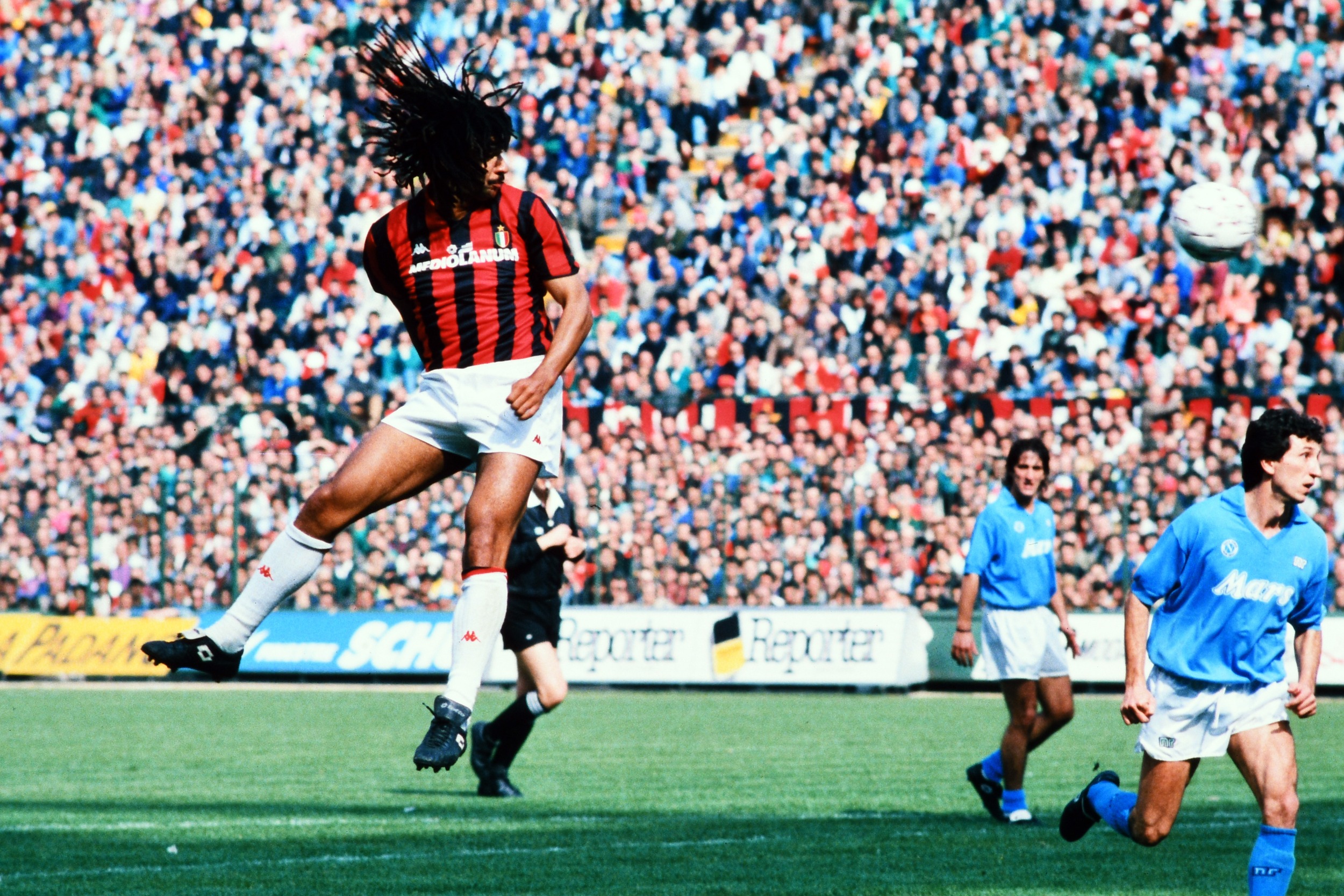 1987-1988 sezonunda Milan'a şampiyonluğu getiren Napoli maçından...