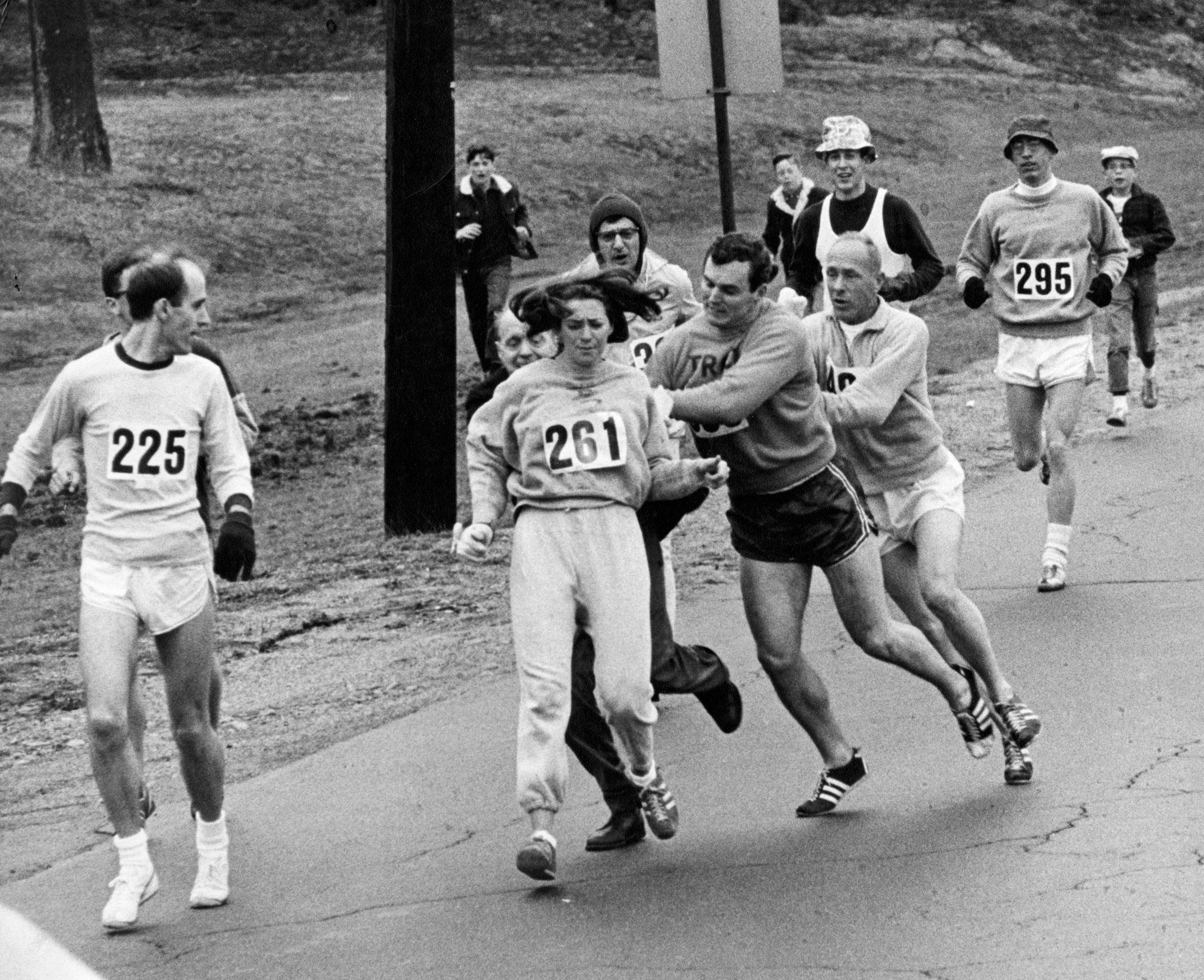 Kathrine Switzer'ın zor kullanılarak maratondan çıkarılmaya çalışıldığı an.