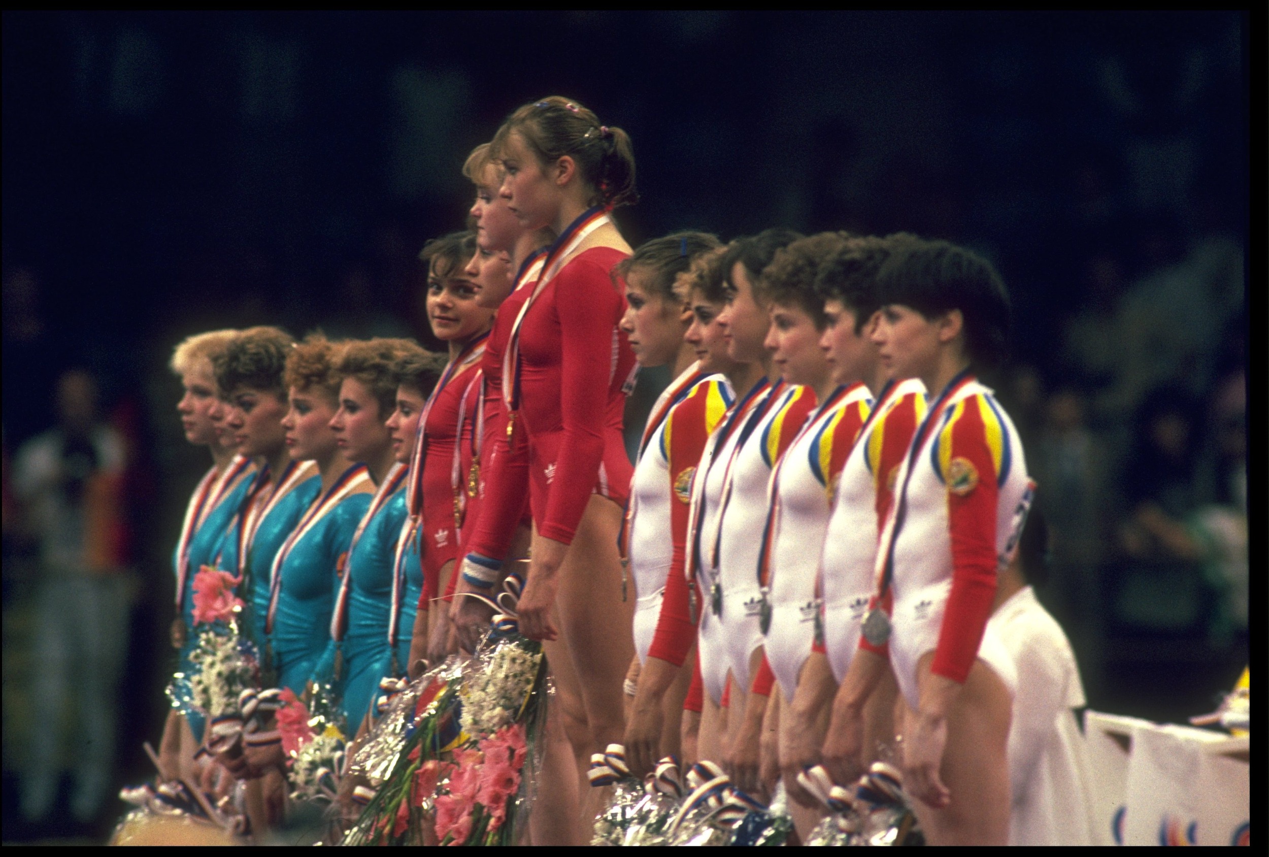 1988 Seul Olimpiyat'ında takım yarışında jimnastik madalya kürsüsü: 1. SSCB 2. Romanya 3. Doğu Almanya