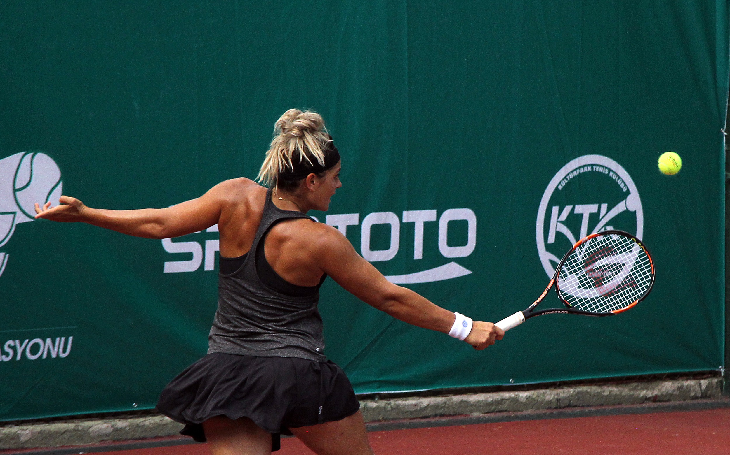 "Artık fazla uygulayıcısı kalmayan bu vuruşa sahip olmaktan gayet memnunum. Tıpkı çocukluk kahramanlarım Justine Henin ve Amelie Mauresmo gibi!"