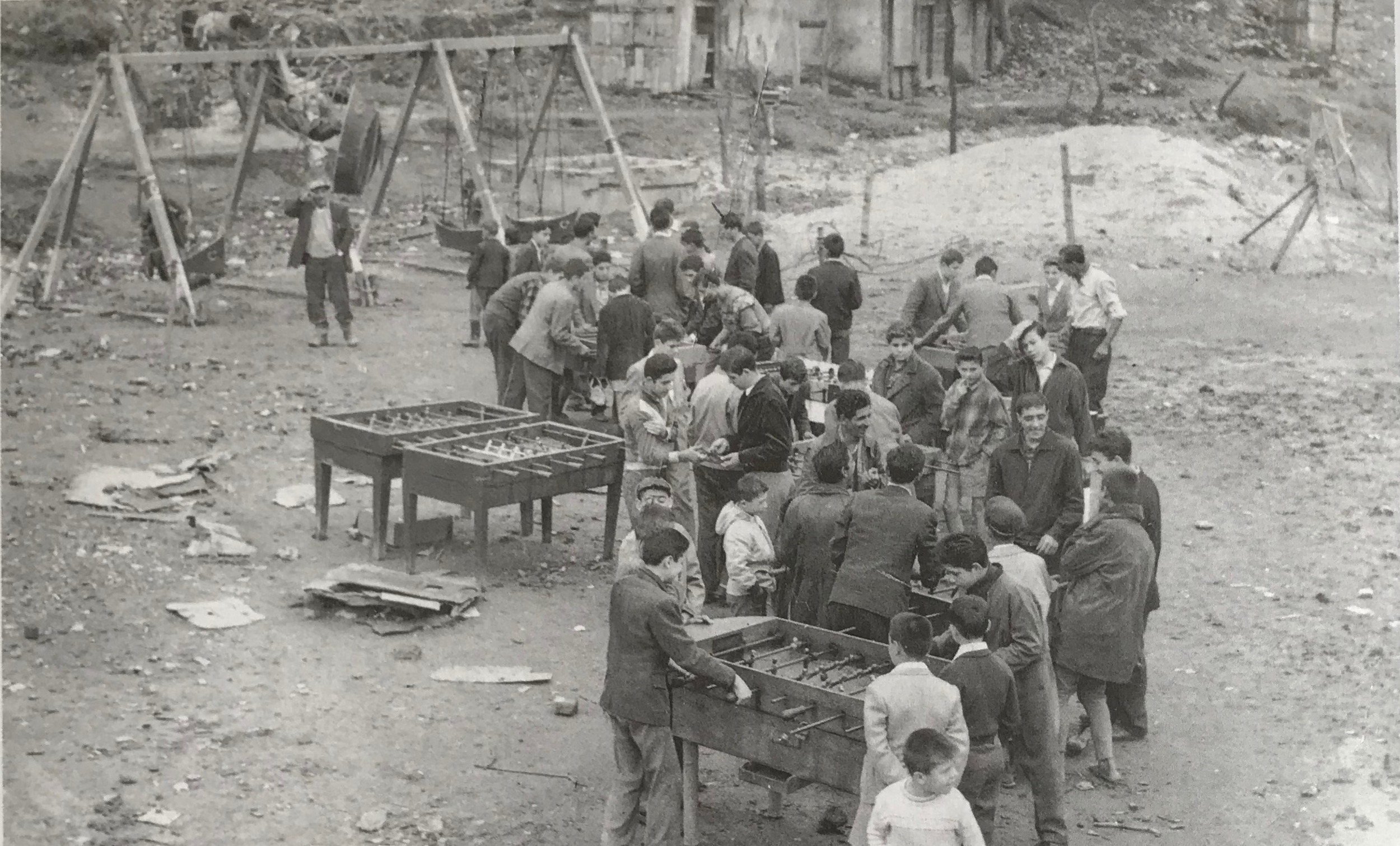 Langırt masalarının İstanbullu çocukların ilgisini çektiği ilk dönemden bir fotoğraf