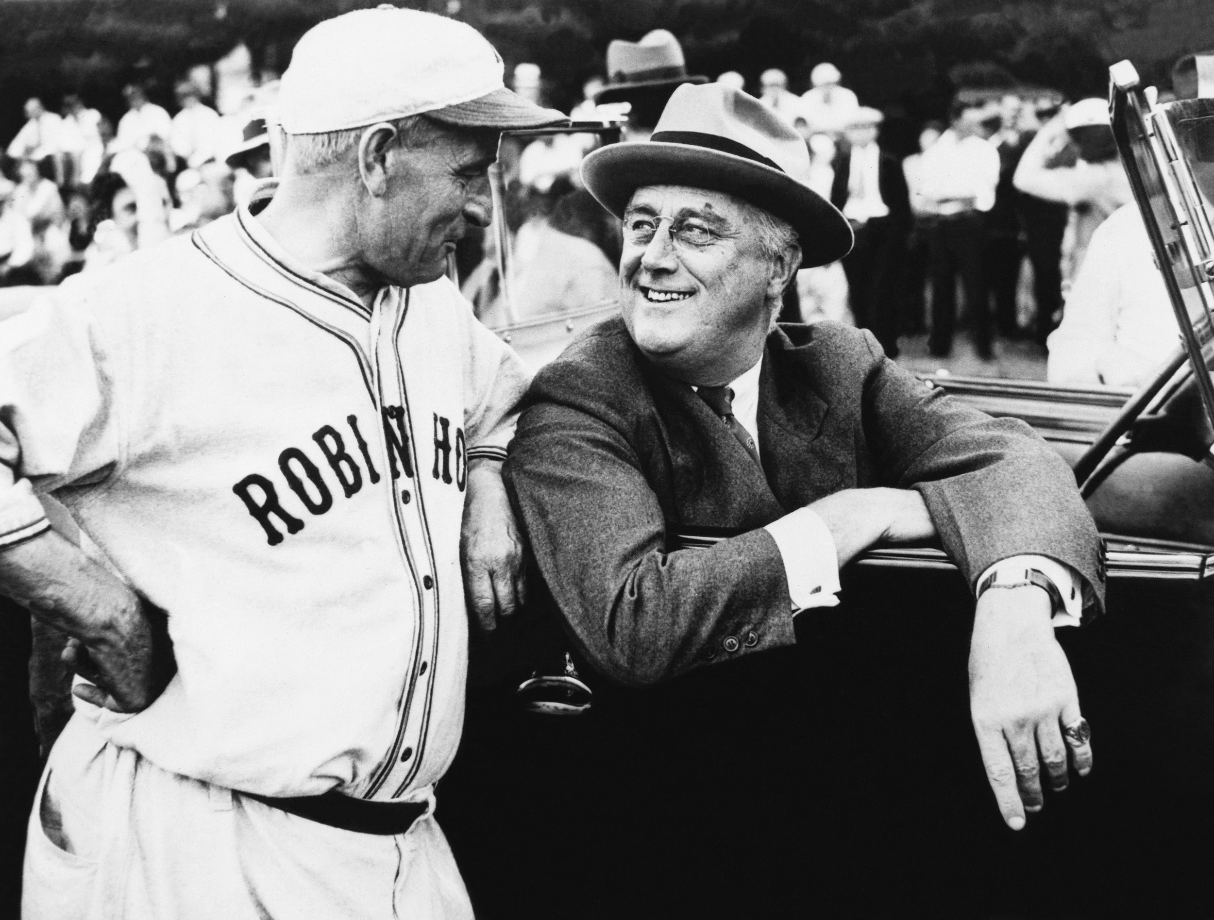 Beyzbola meraklısı ABD Başkanı Franklin Roosevelt, tecrübeli oyuncu Rube DeGroff ile koyu bir sohbette. (Ağustos 1936)