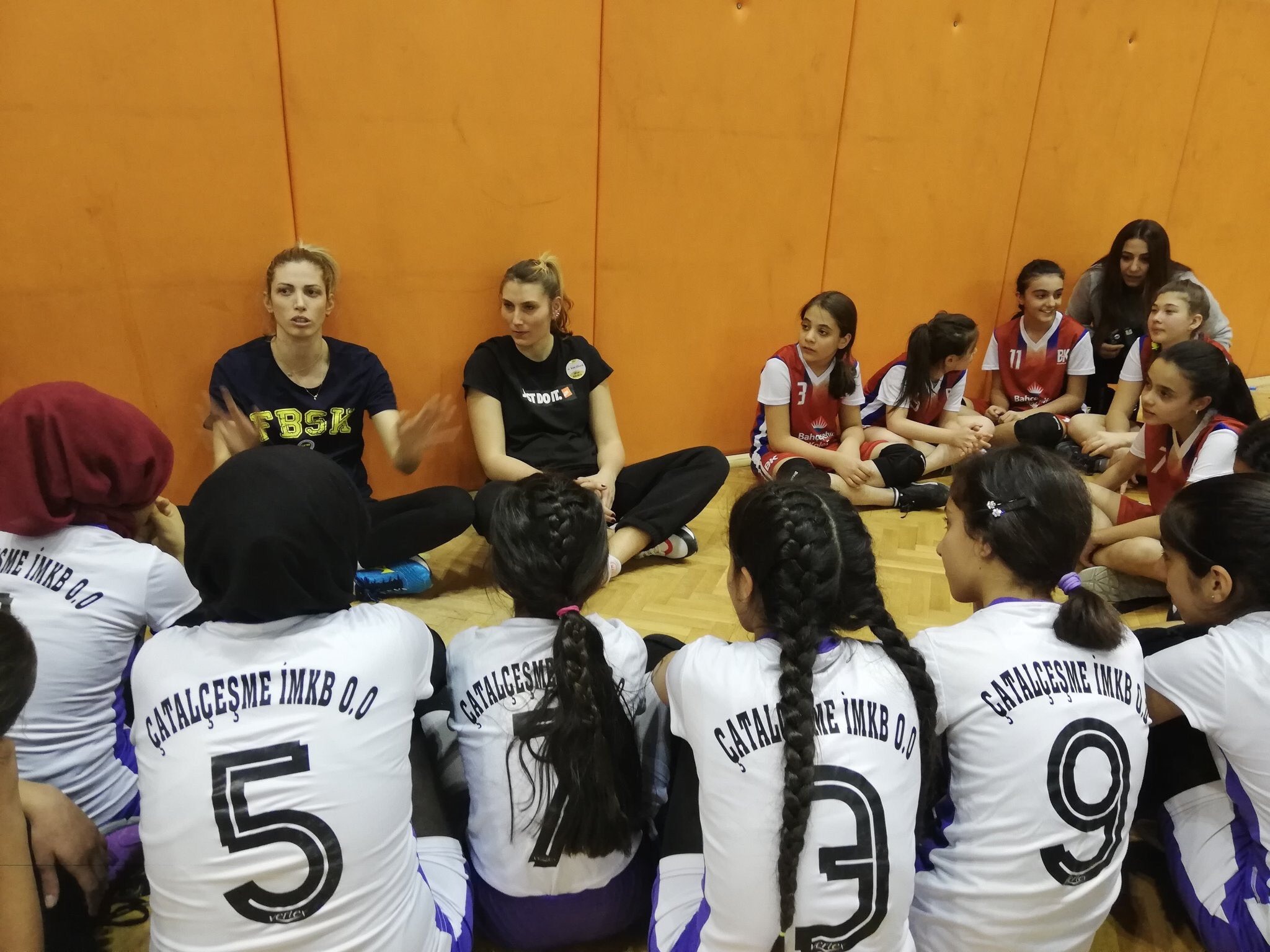 "Orada voleybolcularla tanışmaları, konuşmaları belki de "Başka türlü bir hayat mümkün" demelerini sağladı."