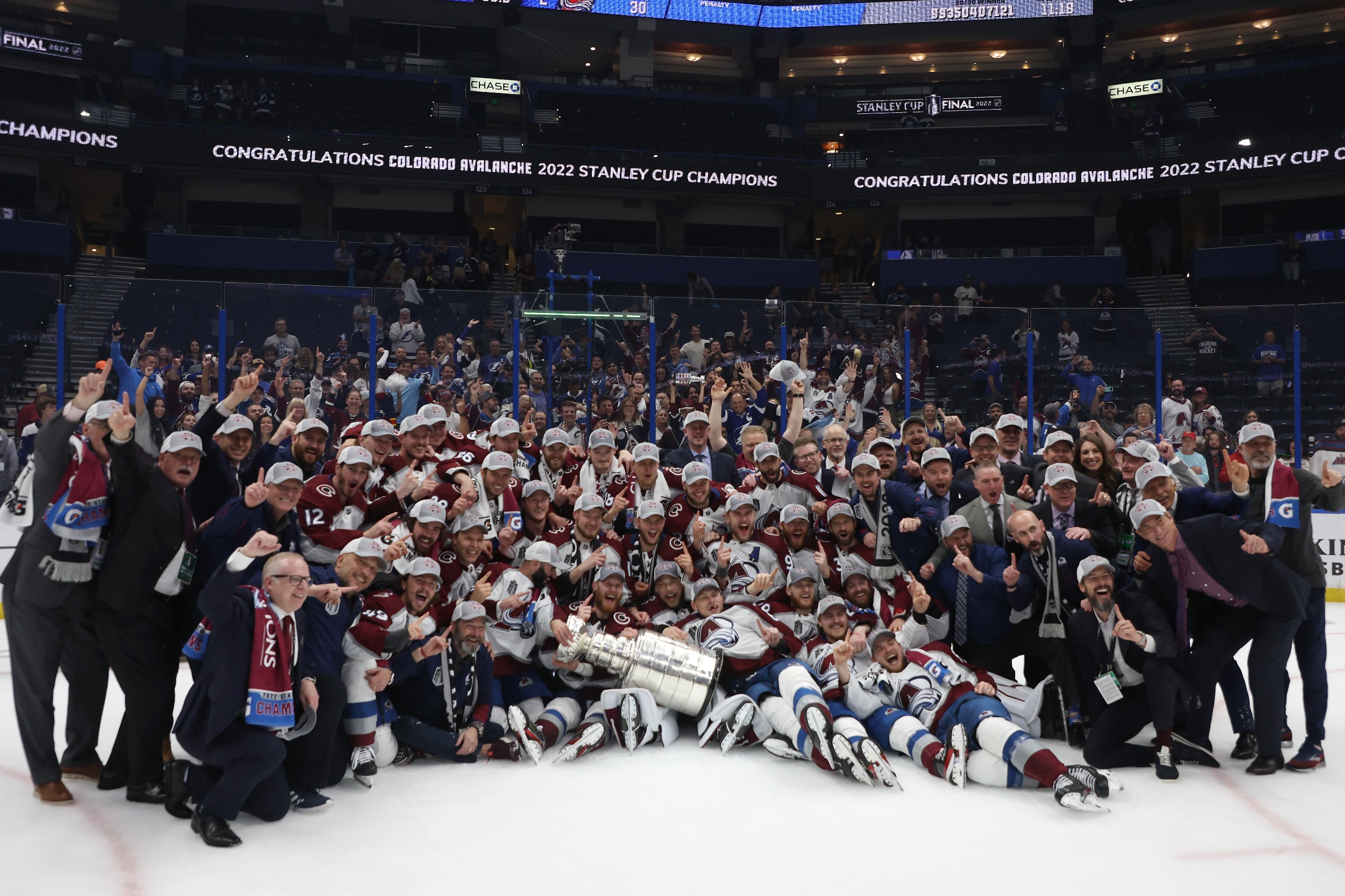 Stanley Kupası Final serisinde Tampa Bay Lightning'i 4-2 ile geçerek şampiyon olan Colorado Avalanche.