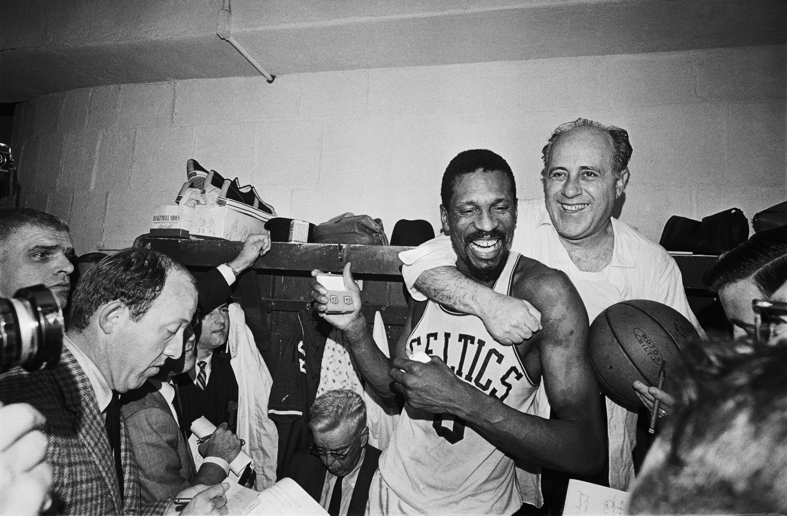 Koç Red Auerbach ve saha içi lideri Bill Russell, Boston Celtics'in üst üste sekizinci şampiyonluğunu kutluyor.