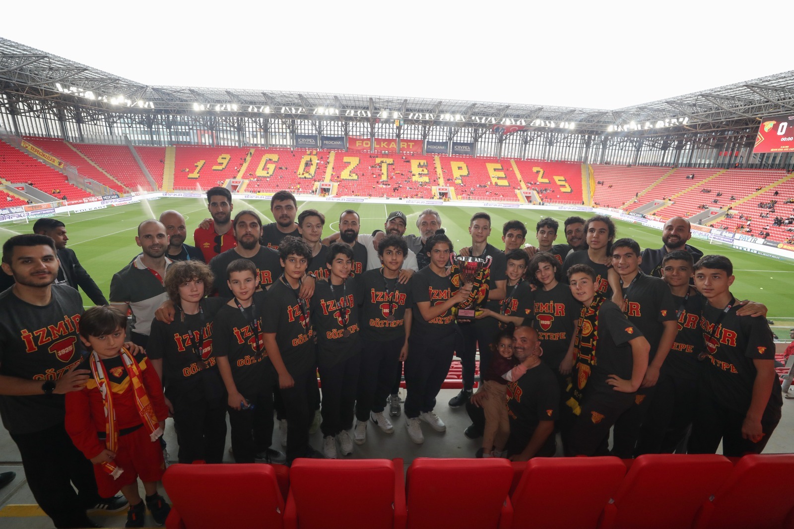 Göztepe Basketbol, U14 takımıyla bölgesel turnuvada şampiyon olup 2022 Türkiye Şampiyonası'na katılmaya hak kazanmıştı. Türkiye Şampiyonası'nda ise finalde Beşiktaş ile oynayan Göztepe şampiyonayı Türkiye ikincisi olarak tamamladı.