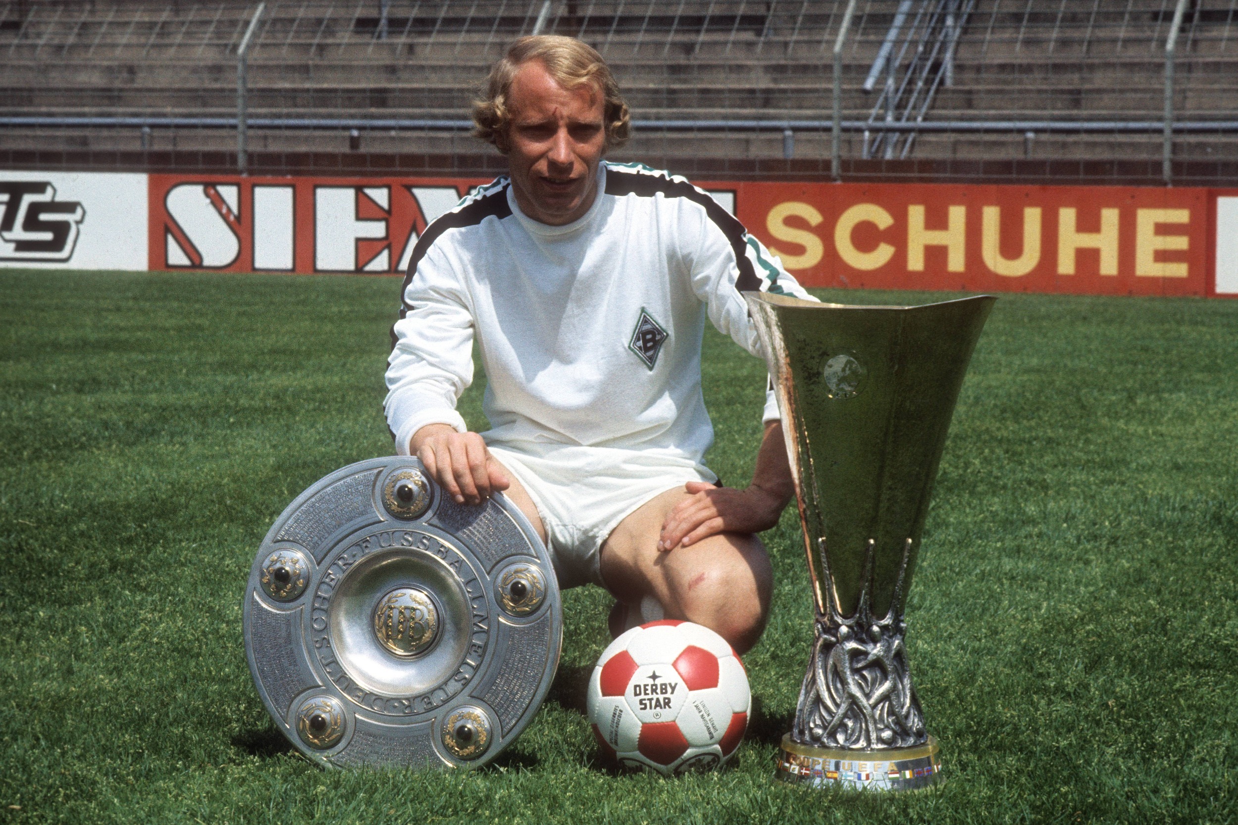 Kaptan Berti Vogts 1979'da UEFA Kupası'nı kaldırırken takımın geleceği için kötü haberi vermişti.