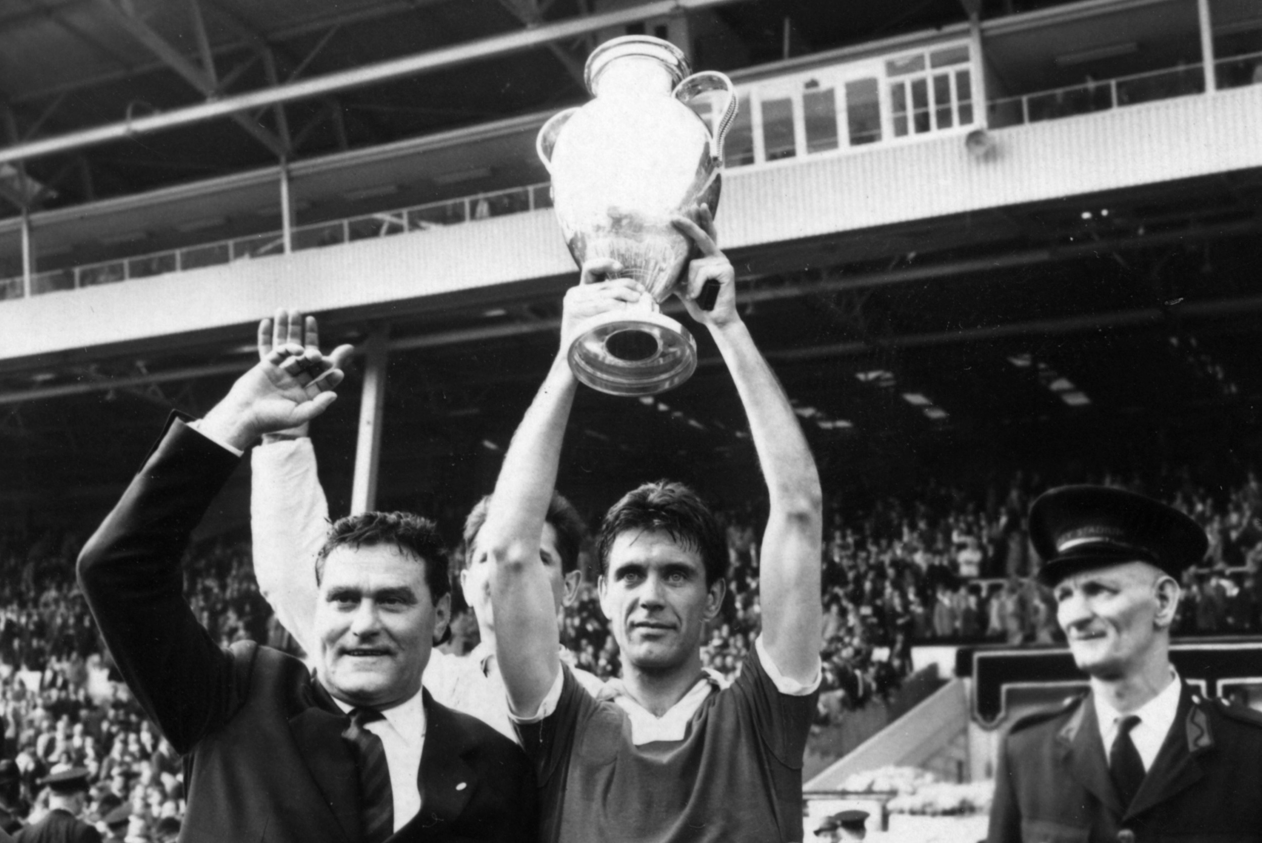 1963, Wembley... Milan antrenörü Nereo Rocco ve takım kaptanı Cesare Maldini, bir İtalyan takımının kaldırdığı ilk Avrupa kupasının mutluluğunu yaşıyor.