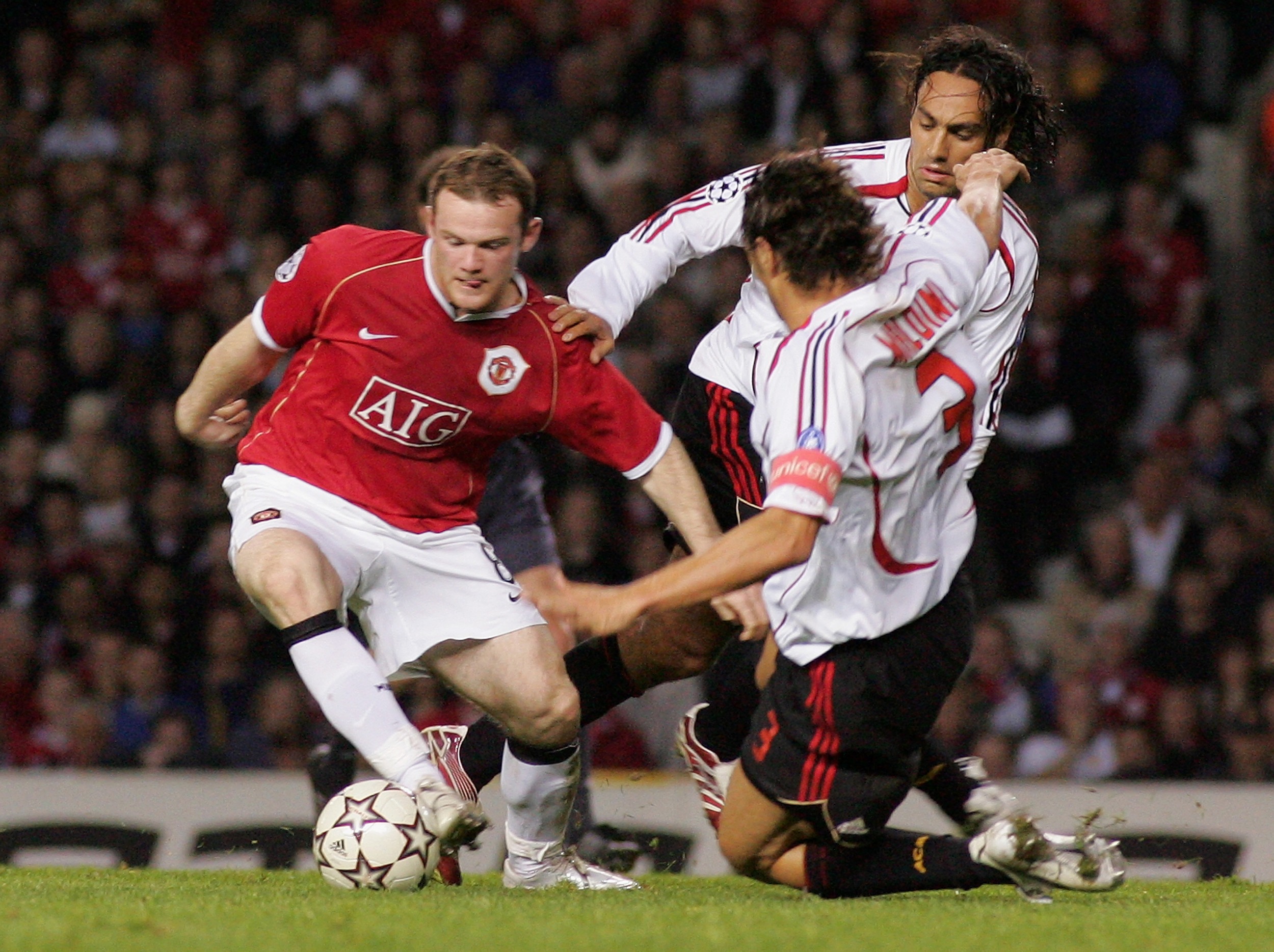Rooney, Nesta-Maldini duvarını aşmaya çalışıyor...