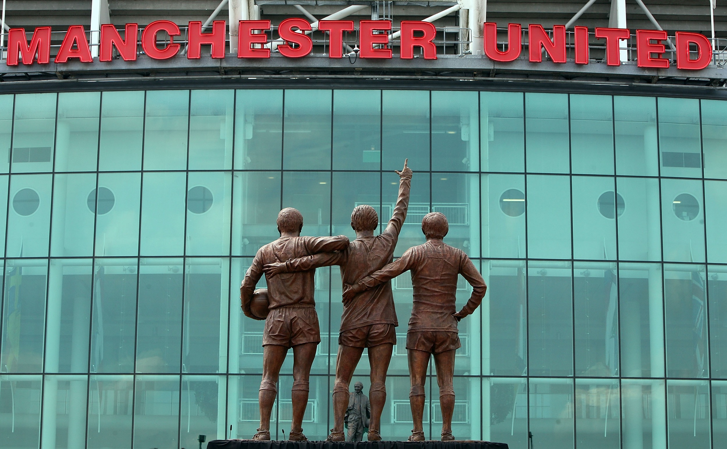 Charlton, Law ve Best'in Matt Busby'yi ve Old Trafford'u selamlayan heykelleri