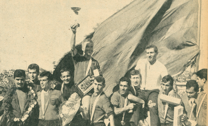 Antrenör Lefter Küçükandonyadis ve kaptan Kadri Aytaç, Mersin İdmanyurdu'nun zaferinden sonra omuzlarda... (1 görsel)