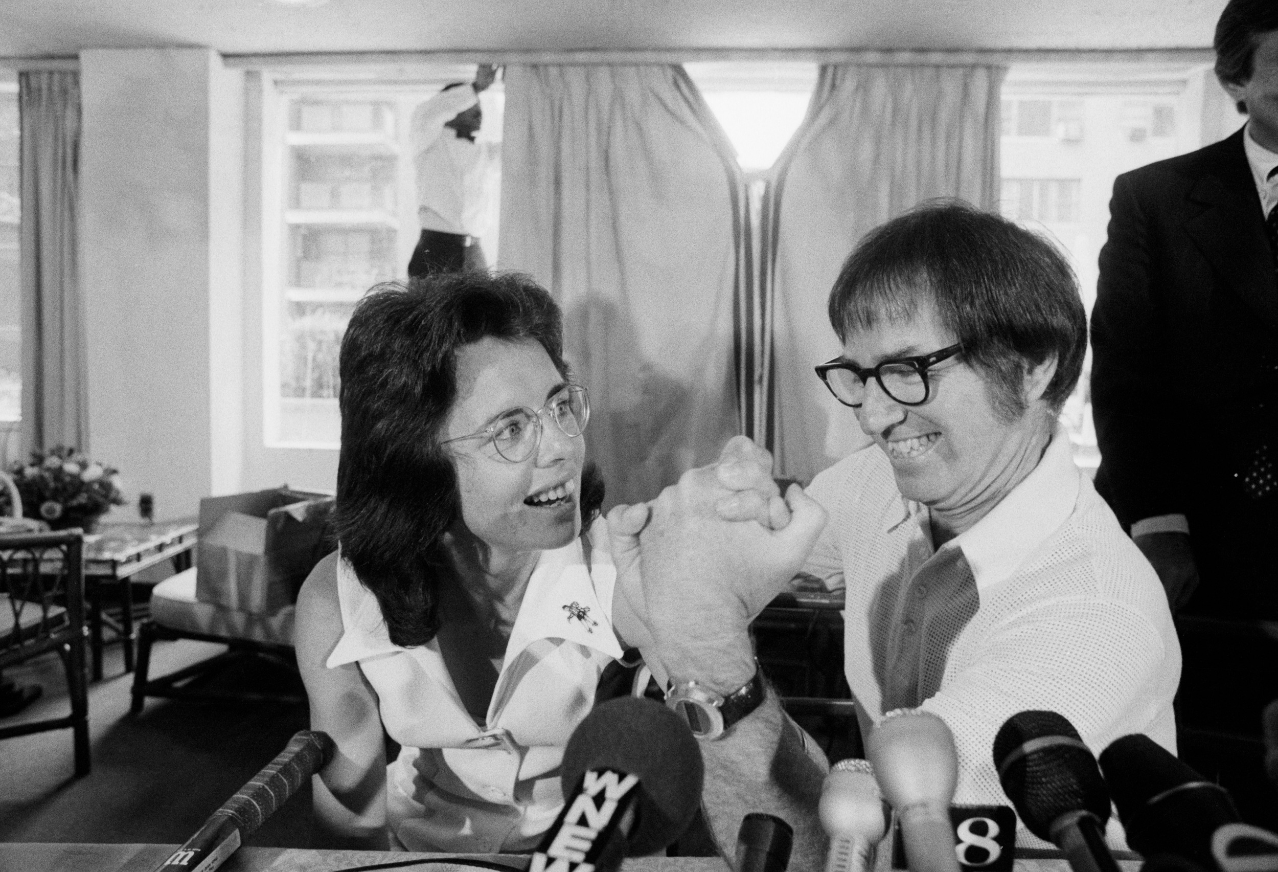 Billie Jean King ve Bobby Riggs, 'Cinsiyetler Savaşı' adını alacak müsabakayı oynamadan önce basın toplantısında...