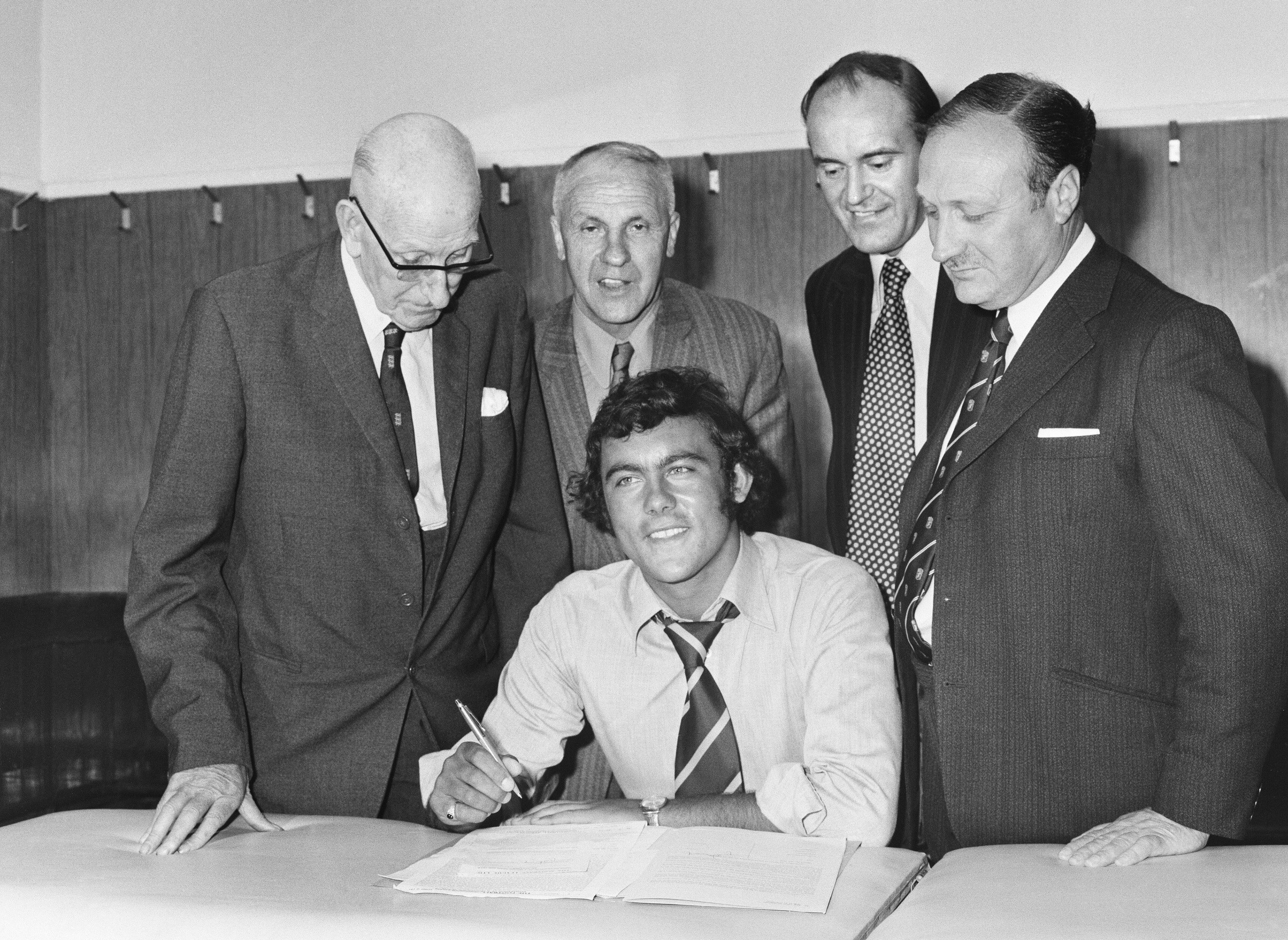 Bill Shankly, Liverpool'a son kıyaklarından birini yapıyor ve Alan Kennedy'ye imzayı attırıyor...