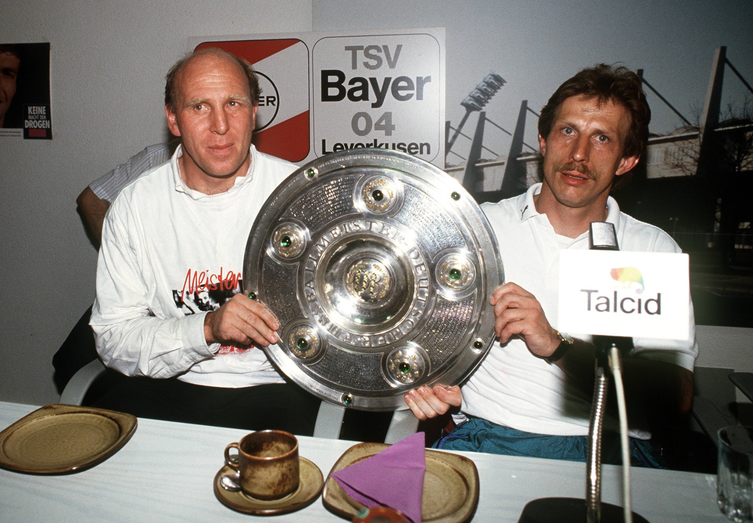 1991-1992 sezonunda Stuttgart ile kazandığı Bundesliga zaferinden sonra... 