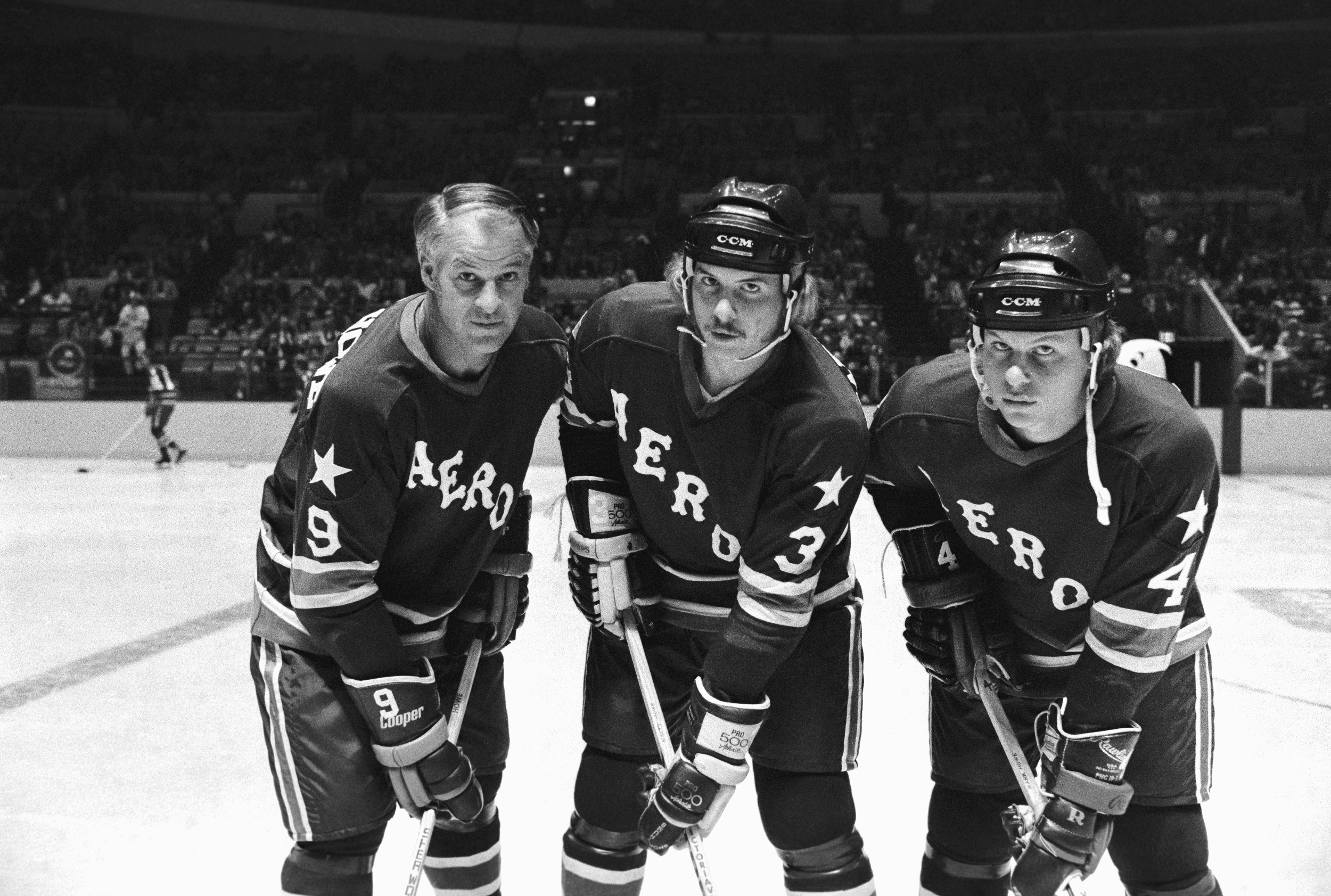 Gordie Howe, oğulları Marty ve Mark'la aynı sahayı paylaşmıştı.