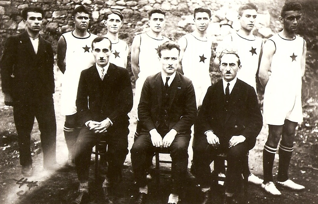 1920'lerde Trabzon'dan bir kesit. Hüseyin Avni Aker, sağ başta oturuyor.