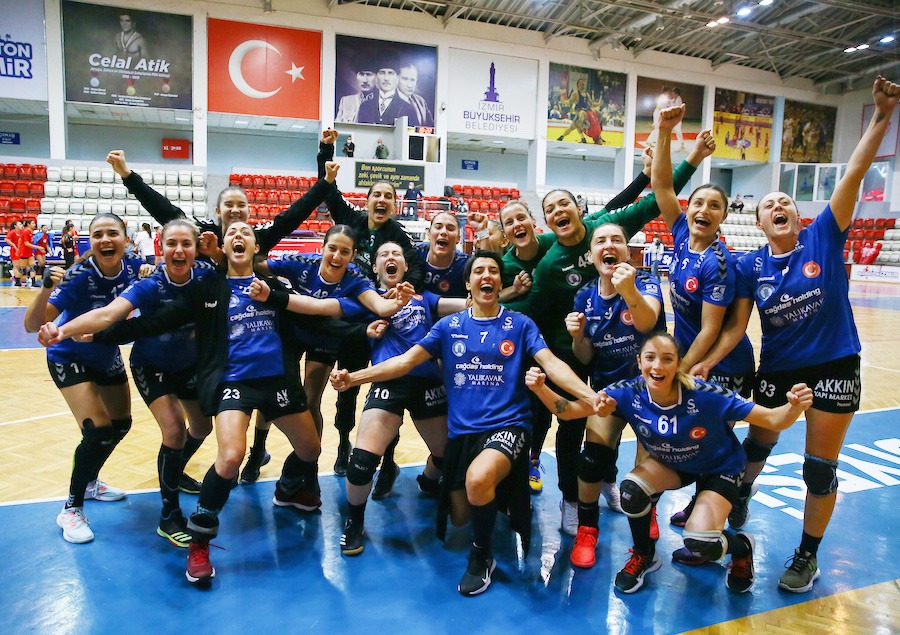 "Cesaretsiz sporcularız. Küçüklere hep söylüyorum. Sadece şut çekip durmayın, İngilizce öğrenin." - Özel