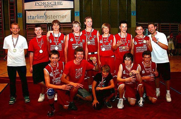Martin Schiller (en sağda) Wels'in aynı yıl içinde kazandığı U14 ve U16 şampiyonluklarını kutluyor.