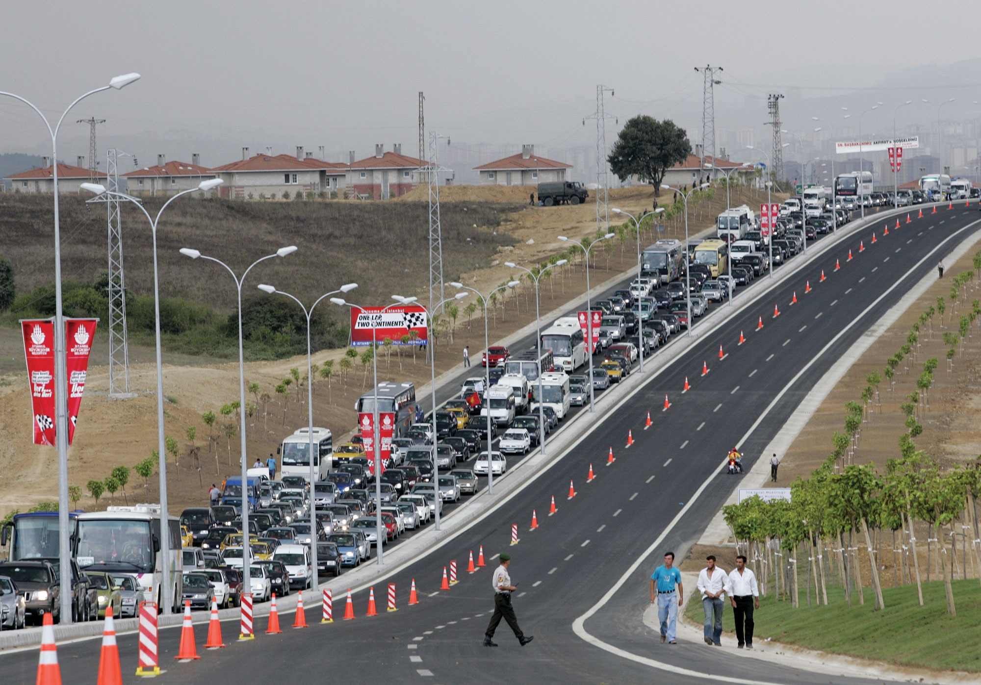 "Kabini terk edip arkama baktığımda hâlâ binlerce insanın İstanbul Park’a gelmeye çalıştığını görmüştüm. Korkunç bir trafik..." -Cem Yılmaz