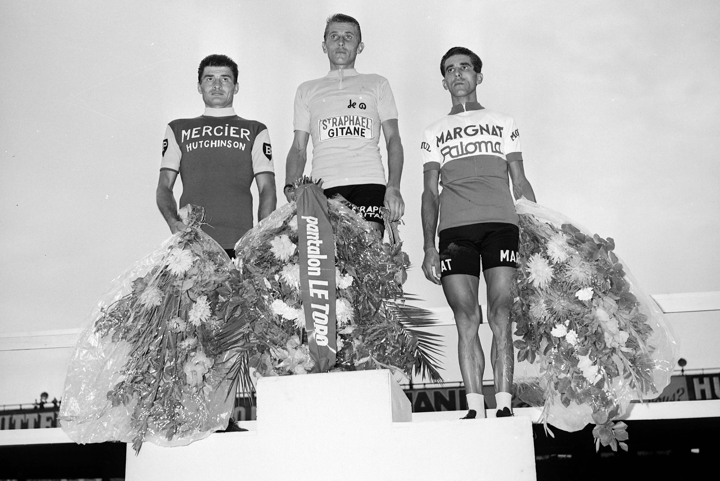 'Ebedi ikinci' lakabının sahibi Raymond Poulidor ve kürsünün en üst basamağındaki Jacques Anquetil