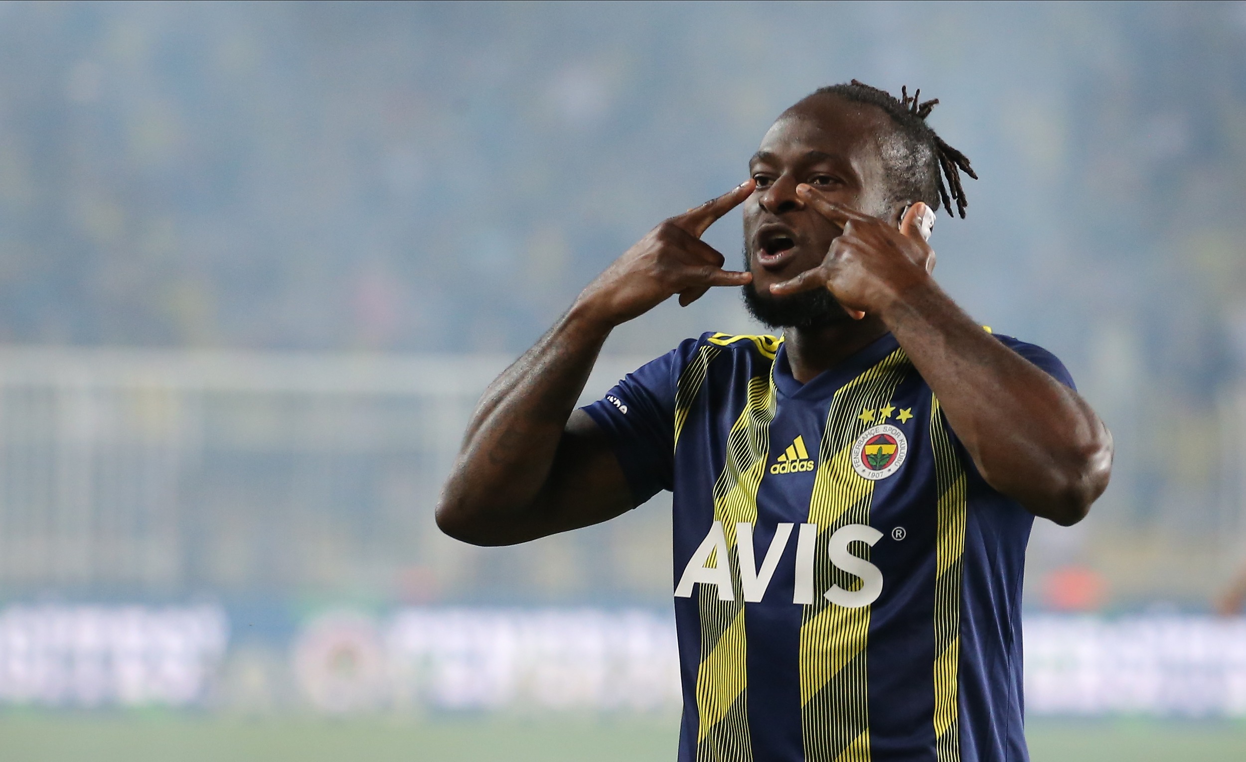 "Geçen sene genç oyuncu transferi için birçok oyuncu tespit ettik ve Moses'ın sözleşmesinden çıktık. Şampiyonluk hedefimiz olsa da limitlere yaklaşabilmek adına yaptık bunu. "