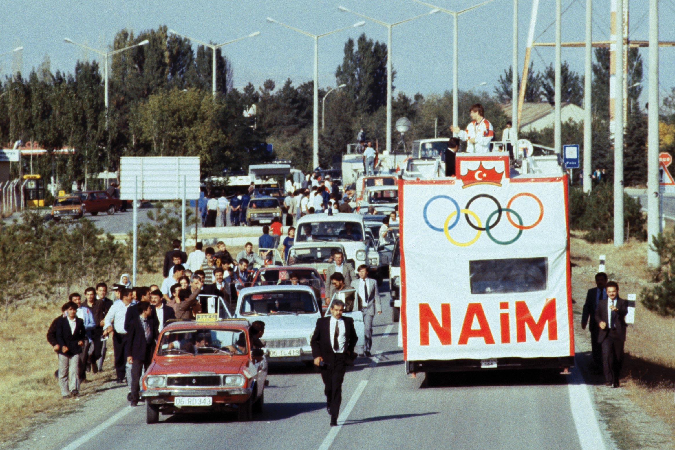"Naim’in hayatının nasıl film yapılmadığını hâlâ anlayabilmiş değilim. Bu kadar güzel çok az öykü vardır." -Tayfun Bayındır