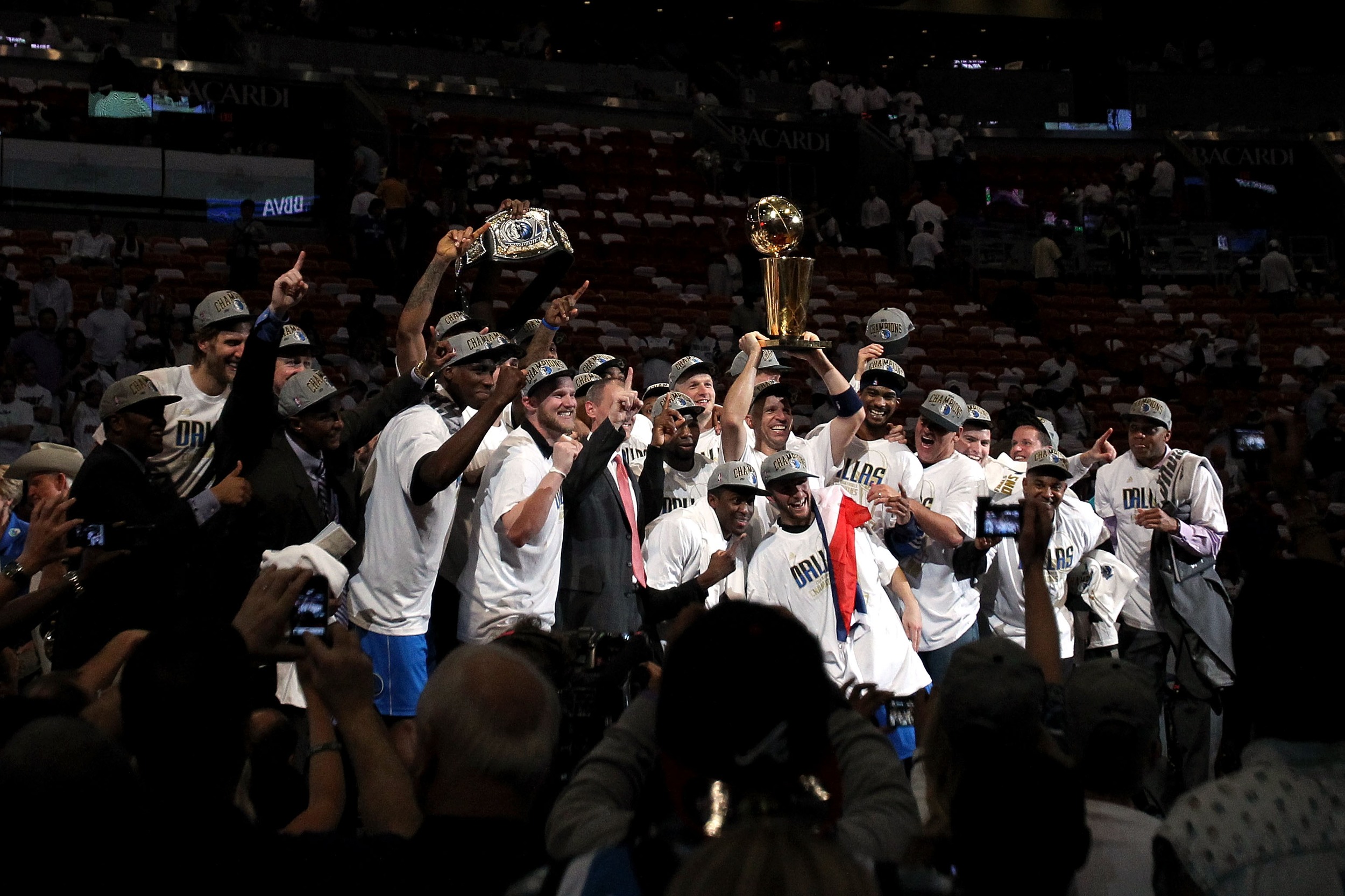 2010-2011 sezonunu şampiyonlukla tamamlayan Dallas Mavericks takımı şampiyonluk pozu veriyor. Finaller MVP'si ise kadraja girmekte dahi zorlanmış.
