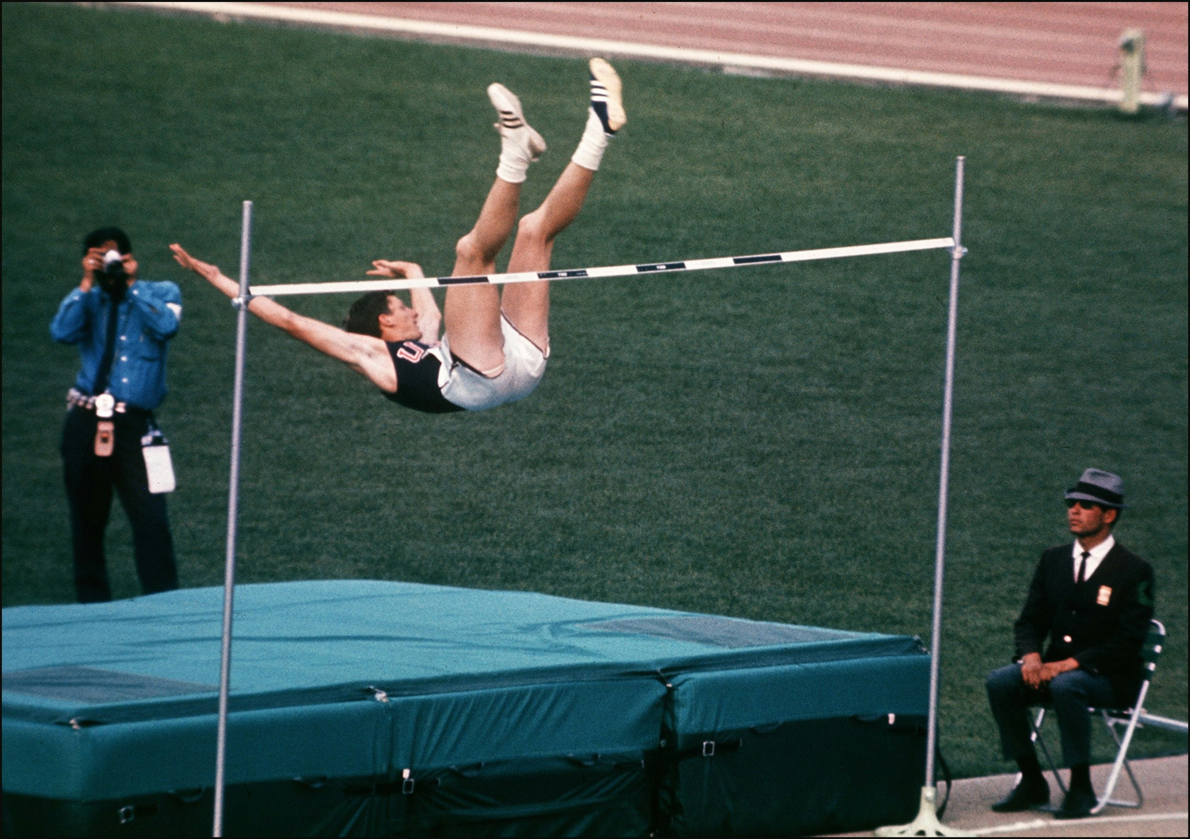 Приземление прыжка. Fosbury Flop. Прыжок Фосбери флоп приземление. Мировой рекорд Фосбери флоп. Фосбери флоп олимпиада.