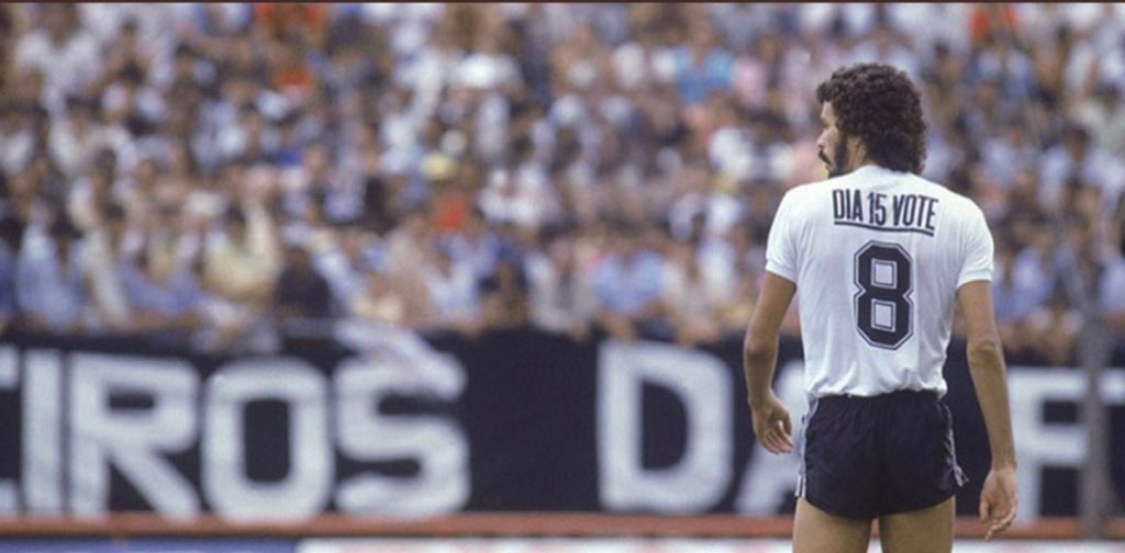 Brezilya'da dikta rejiminin yıkılması umuduyla 15 Kasım 1982 tarihinde düzenlenecek seçimlerden önce "15'inde oy vermeye" yazılı formayı giyen Socrates.